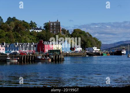 Die farbenfrohe Strandpromenade von Tobermory, der größten Stadt auf der wunderschönen Insel Mull in den Inneren Hebriden vor der Westküste Schottlands Stockfoto