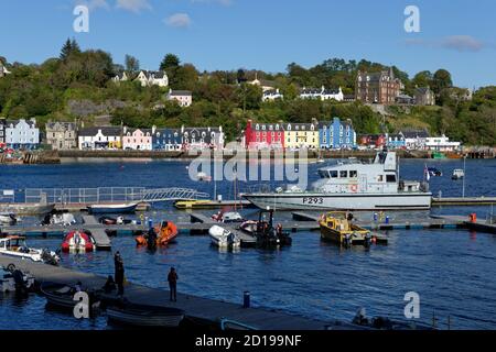 Der schöne Hafen und die Küste bei Tobermory auf der Insel Von Mull in den Inneren Hebriden vor der Westküste Von Schottland im Vereinigten Königreich Stockfoto