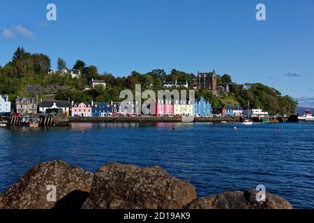 Die farbenfrohe Strandpromenade von Tobermory, der größten Stadt auf der wunderschönen Insel Mull in den Inneren Hebriden vor der Westküste Schottlands Stockfoto