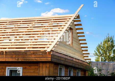 Bau eines neuen Daches eines Holzhauses im Dorf Stockfoto