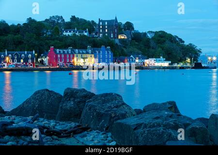 Die farbenfrohe Strandpromenade von Tobermory in der Abenddämmerung, der größten Stadt auf der wunderschönen Insel Mull in den Inneren Hebriden vor der Westküste Schottlands Stockfoto