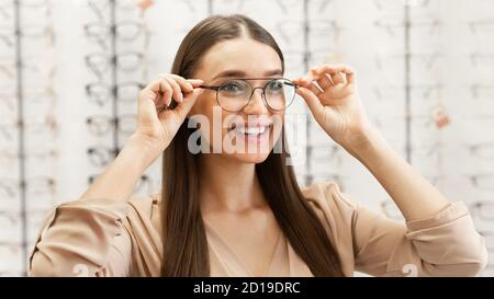 Porträt der schönen jungen Frau trägt Brille Stockfoto