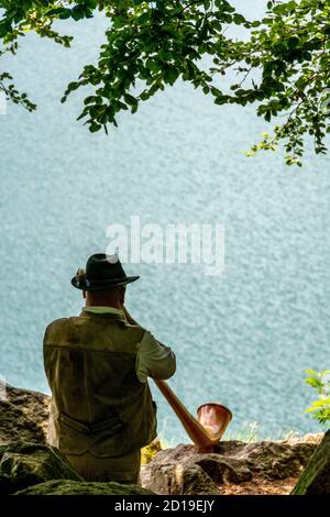 Alphorn-Spieler am Pavin-See, Puy de Dome, Auvergne Rhone Alpes, Frankreich Stockfoto