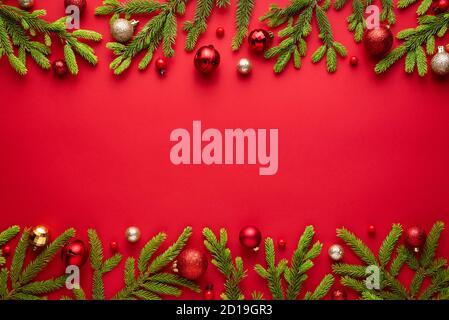 Frohe Weihnachten und Happy New Year Karte mit rotem Hintergrund. Draufsicht und Flat Lay mit Platz für den Text der Einladung Stockfoto
