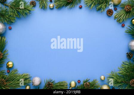 Blau Frohe Weihnachten und Happy New Year Hintergrund mit ovalem Rahmen. Draufsicht, flach liegend mit Platz für Text Stockfoto