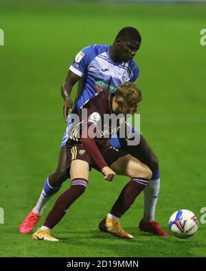 Barrow-in-Furness, Großbritannien. Oktober 2020. Yoan Zouma von Barrow in Aktion mit Max Dean während der EFL Trophy Spiel zwischen Barrow und Leeds United in der Holker Street, Barrow-in-Furness am Montag, 5. Oktober 2020. (Kredit: Mark Fletcher, Mi News) Kredit: MI Nachrichten & Sport /Alamy Live Nachrichten Stockfoto