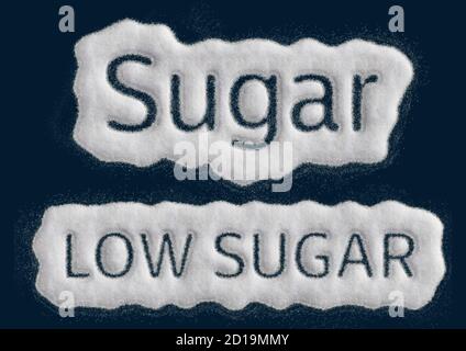 Realistische Illustration mit Zuckerkörnern vor dunklem Hintergrund geschrieben. Einfach zu isolieren. Zucker und niedriger Zucker geschrieben - Draufsicht. Stockfoto