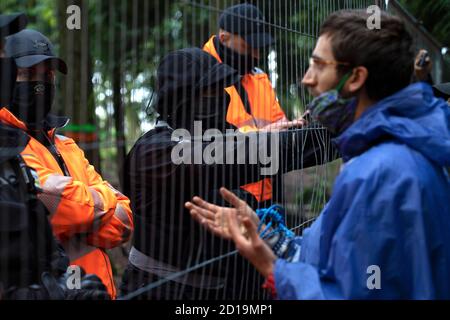 Cubbbington Woods, Warwickshire, Großbritannien. Oktober 2020. In den frühen Morgenstunden des 5. Okt. 2020 ergreifen friedliche HS2-Demonstranten Maßnahmen zum Schutz der Eichen und alten Wälder, die für die Zerstörung in Cubbbington Woods, Warwickshire, Großbritannien, markiert sind. Demonstranten erhalten Zugang zu dem Land, das HS2 erworben hat und Arme um Bäume verbindet, die mit Farbe gekennzeichnet sind Kredit: Denise Laura Baker/Alamy Live News Stockfoto