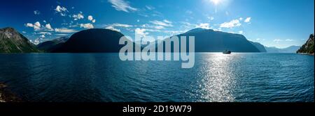 EIDSDAL, NORWEGEN - 17. AUGUST 2020: Fährverbindung zwischen Linge und Eidsdal auf der landschaftlich reizvollen Route 63 über den Tafjorden, Norwegen Stockfoto