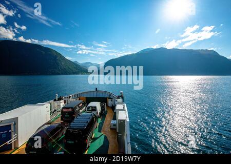 EIDSDAL, NORWEGEN - 17. AUGUST 2020: Fährverbindung zwischen Linge und Eidsdal auf der landschaftlich reizvollen Route 63 über den Tafjorden, Norwegen Stockfoto