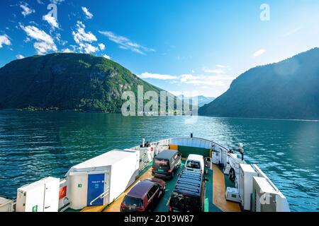 EIDSDAL, NORWEGEN - 17. AUGUST 2020: Fährverbindung zwischen Linge und Eidsdal auf der landschaftlich reizvollen Route 63 über den Tafjorden, Norwegen Stockfoto