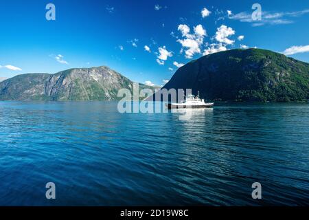 EIDSDAL, NORWEGEN - 17. AUGUST 2020: Fährverbindung zwischen Linge und Eidsdal auf der landschaftlich reizvollen Route 63 über den Tafjorden, Norwegen Stockfoto