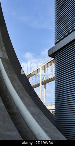 Die Fußgängerbrücke zwischen dem Marie Elisabeth Lüders Haus Und das Paul Lobe Haus mit architektonischen Details und Teil Der Fassade Stockfoto