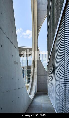 Teil der façade des Marie Elisabeth Lüders Hauses Mit dem Paul Lobe Haus (Deutscher Bundestag) Im Hintergrund im Berliner Regierungsbezirk Stockfoto