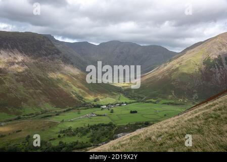 Wasdale Head Inn und das Mosedale Horseshoe aus der Sicht Lingmell Fiel Stockfoto