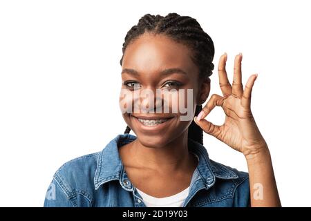 Afroamerikanische Frau Mit Zahnspangen Gestik Okay Über Weißem Hintergrund Stockfoto