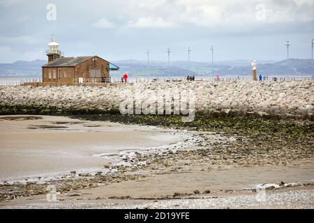 Morecambe Bay Promenade Steinerne Anlegestelle mit EHEMALIGEM HAFEN, ERBAUT UM 1853 und Leuchtturm Stockfoto