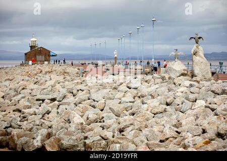 Morecambe Bay Promenade Steinerne Anlegestelle mit EHEMALIGEM HAFEN, ERBAUT UM 1853 und Leuchtturm Stockfoto