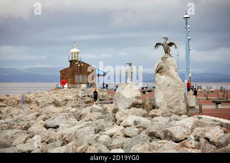 Morecambe Bay Promenade Steinerne Anlegestelle mit EHEMALIGEM HAFEN, ERBAUT UM 1853 und Leuchtturm Stockfoto