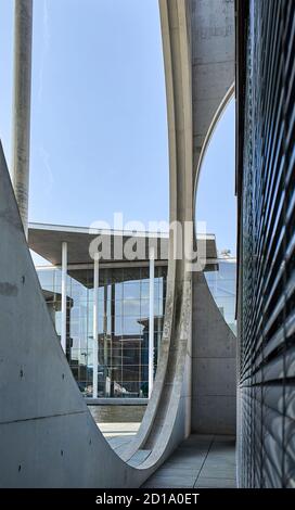 Teil der façade des Marie Elisabeth Lüders Hauses Mit dem Paul Lobe Haus (Deutscher Bundestag) Im Hintergrund im Berliner Regierungsbezirk Stockfoto