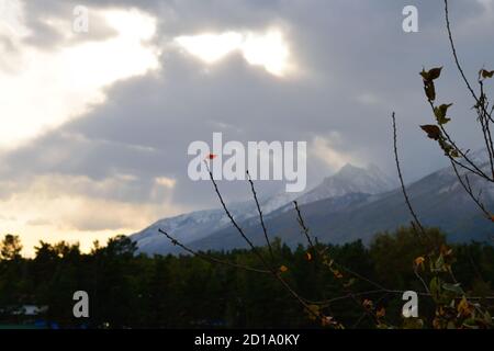 Berge von Arshan, Russland aus gesehen, bedeckt mit dicken Wolken Stockfoto