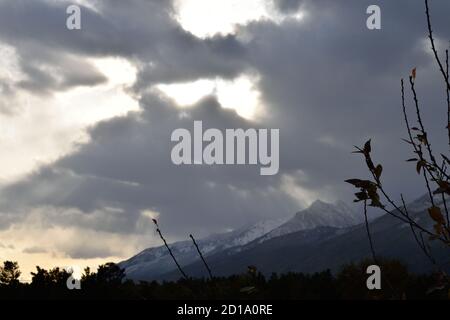 Berge von Arshan, Russland aus gesehen, bedeckt mit dicken Wolken Stockfoto