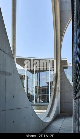 Teil der façade des Marie Elisabeth Lüders Hauses Mit dem Paul Lobe Haus (Deutscher Bundestag) Im Hintergrund im Berliner Regierungsbezirk Stockfoto