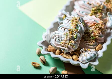 Luftiges Baiser Dessert mit Nüssen. Französischer Nachtisch Meringue. Hausgemachte farbige Baiser. Stockfoto