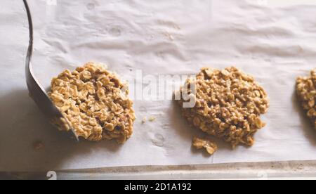 paleo Dessert, hausgemachte Kekse aus Haferflocken und Banane. Low Carb Diät Rezepte. Weniger Zuckerverbrauch. Rohe Cookies auf einem Backblech Stockfoto