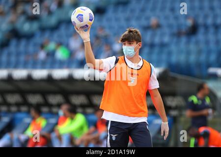 Ballboy mit offiziellem Ball während der italienischen Meisterschaft Serie EIN Fußballspiel zwischen SS Lazio und FC Internazionale am 4. Oktober 2020 im Stadio Stockfoto