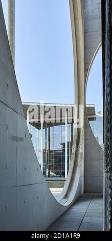 Teil der façade des Marie Elisabeth Lüders Hauses Mit dem Paul Lobe Haus (Deutscher Bundestag) Im Hintergrund im Berliner Regierungsbezirk Stockfoto