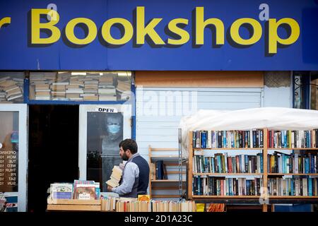 Morecambe Bay Lancashire The Old Pier Buchladen gebrauchte Bücher mit Bücherregale auf der Straße Stockfoto