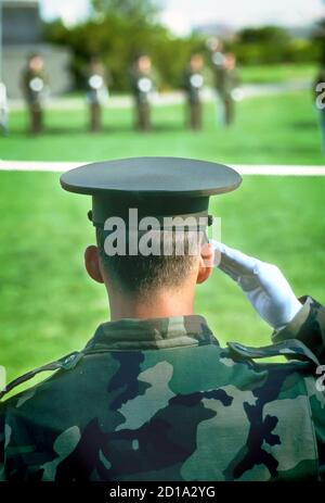 Marine Officer begrüßt die Ehrenwache bei der Iwo Jima Statue in Arilington Cemetary Virginia Stockfoto