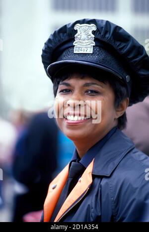 Porträt eines schwarzen weiblichen Polizisten während der Dienstzeit Stockfoto