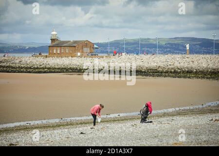 Morecambe Bay Promenade Steinerne Anlegestelle mit EHEMALIGEM HAFEN, ERBAUT UM 1853 und Leuchtturm Stockfoto