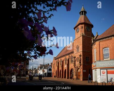 Sandbach Marktstadt Cheshire, England, Markthalle und Rathaus roten Backsteingebäude von Thomas Bower im gotischen Stil Revival Grade II aufgeführt Stockfoto