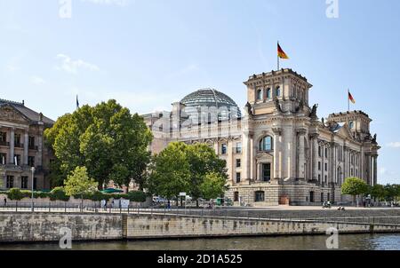 Reichstagsgebäude an der Spree in Berlin Stockfoto