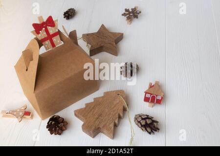 Weihnachten und Null Abfall, umweltfreundliche Verpackung und Handwerk Dekorationen für den Baum auf einem weißen Holzhintergrund mit Platz für Text. Ökologisch Stockfoto