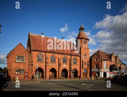 Sandbach Marktstadt Cheshire, England, Markthalle und Rathaus roten Backsteingebäude von Thomas Bower im gotischen Stil Revival Grade II aufgeführt Stockfoto