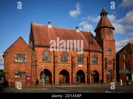 Sandbach Marktstadt Cheshire, England, Markthalle und Rathaus roten Backsteingebäude von Thomas Bower im gotischen Stil Revival Grade II aufgeführt Stockfoto