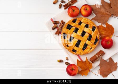 Herbst Thankgiving Pie auf weißem Holzbrett mit trockenen dekoriert Blätter und Zimtstangen Stockfoto