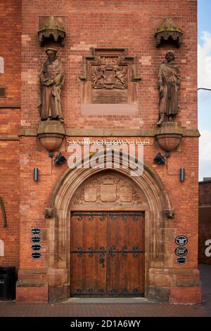 Sandbach Marktstadt Cheshire, England, Markthalle und Rathaus roten Backsteingebäude von Thomas Bower im gotischen Stil Revival Grade II aufgeführt Stockfoto