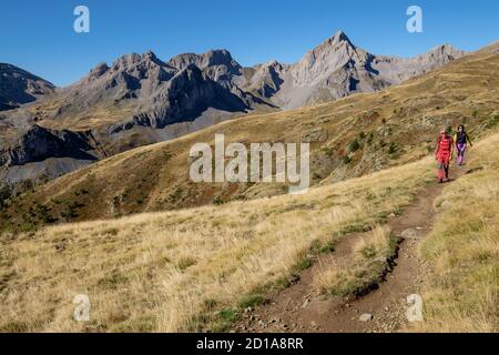 Wanderer auf dem Pfad des Acherito ibón, Petraficha und Quimboa Alto, Tal von Hecho, westlichen Täler, Pyrenäen, Provinz Huesca, EIN Stockfoto