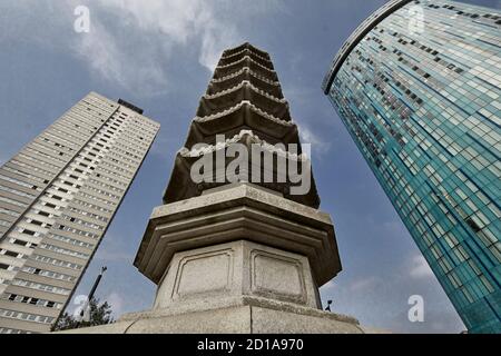 Chinesische Pagode Wahrzeichen Birmingham, Granit geschnitzt in Fujian, China und gespendet an die Stadt von den Wing Yip Brüder, Holloway Circus Roundabout Inner Stockfoto