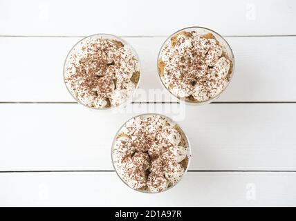 Tiramisu Kuchen im Glas, klassische italienische Dessert aus Cookies savoiardi, Mascarpone Sahne und Kakao. Kaffee und Tagebuch Dessert, hausgemacht. Selektiver Fokus. Draufsicht. Stockfoto