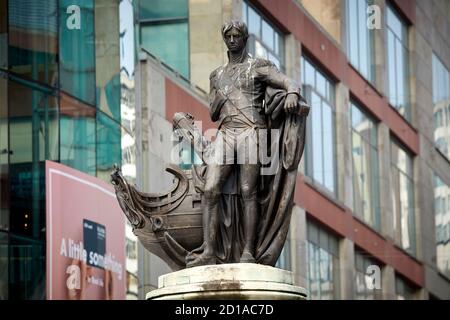 Bronzestatue der Horatio Nelson von Richard Westmacott, steht im Stierring, Birmingham, England und ist die erste öffentlich finanzierte Statue in der Cit Stockfoto