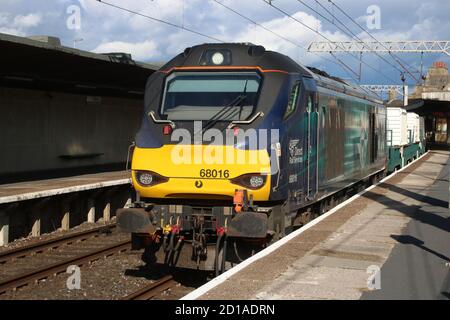 Direct Rail Services (DRS) Baureihe 68 Diesel-elektrische Lokomotive 68016 Fearless am Bahnhof Carnforth am Montag, 5. Oktober 2020 im Kernflaschzug. Stockfoto