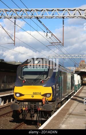 Direct Rail Services (DRS) Baureihe 68 Diesel-elektrische Lokomotive 68016 Fearless am Bahnhof Carnforth am Montag, 5. Oktober 2020 im Kernflaschzug. Stockfoto