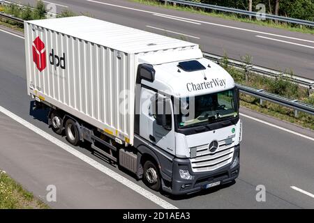 CharterWay Mercedes-Benz Actros LKW mit dpd Schwalbenkarosserie auf der Autobahn. Stockfoto