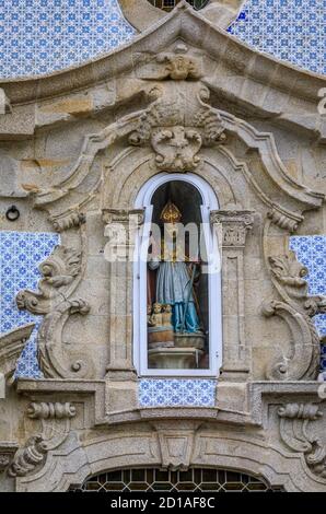 Porto, Portugal - 30. Mai 2018: Details der Fassade Statue des Heiligen Nikolaus in der Pfarrkirche St. Nikolaus oder Igreja de Sao Nicolau Stockfoto